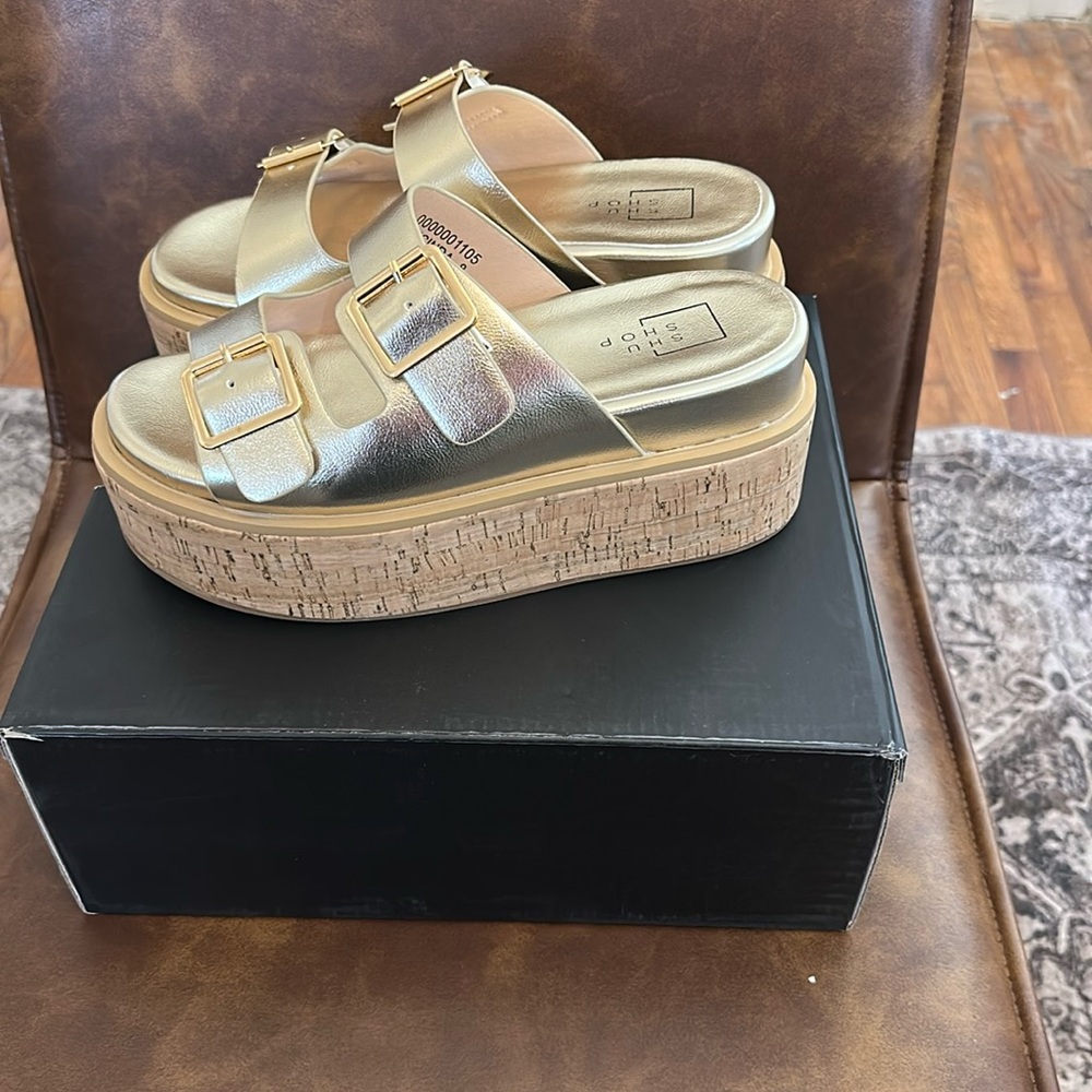 Never worn platform sandals - super cute!!